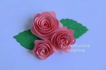 Рожден карта с рози с ръцете си