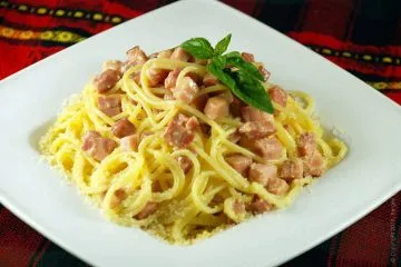 Pasta carbonara - spagetti szalonnával és tojással mártással