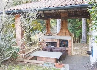 Proiectul este o bucătărie de vară, cu o verandă pe terasa, din lemn, deschisă