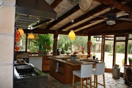 Проектът има лятна кухня с веранда на терасата, дървени, отворен