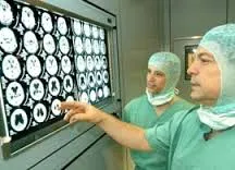 Efectuarea operații neurochirurgicale pe măduva spinării