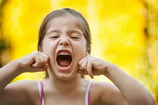 Copilul se teme de zgomote puternice în 2, în vârstă de 4 ani, 6, 7 ani - de ce și ce să facă
