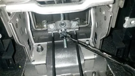 Регулиране на хода на ръчната спирачка лост (ръчната спирачка) Hyundai ix35
