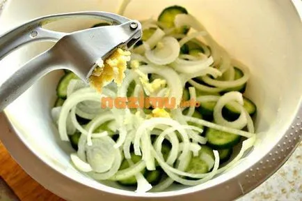 salata de castraveti cu ceapa pentru iarna yum - reteta fotografie cu unt