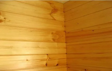 Grinding pereti din lemn în interiorul casei