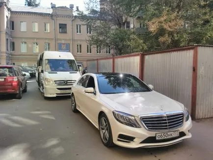 procesiune de nunta pe un Mercedes alb