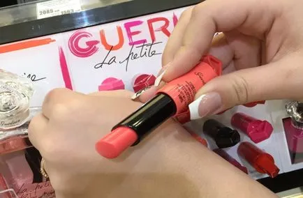 Swatch лакове и червила колекция Guerlain La Petite роба Noire пролет 2016 колекция (мостри) -