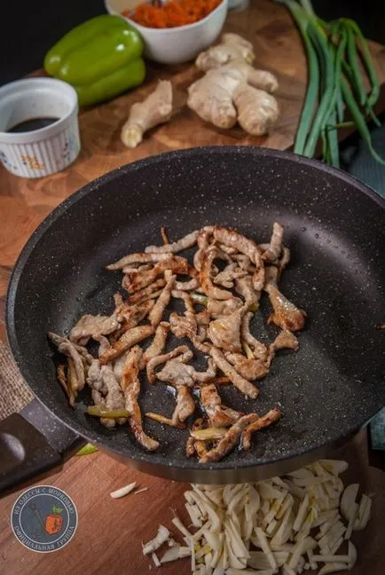 carne delicioasă într-o tigaie, paie de sfaturi