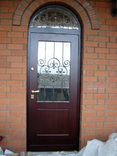 Bejárati fém ajtók üvegezéssel