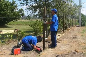 Ограда и порта, изработен от поликарбонат с метална рамка с ръцете си