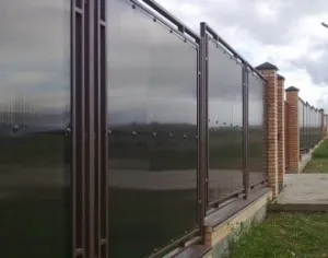 Ограда и порта, изработен от поликарбонат с метална рамка с ръцете си
