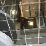 Огледален таван в примерите за баня Фото