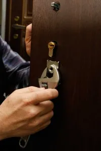 încuietori de reparații la ușa de metal în detalii