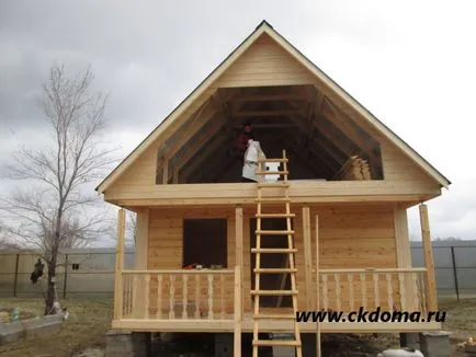 Baie de la un bar cu mâinile, construind o saună de la o construcție bar la cheie de bai de lemn cu lor