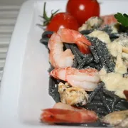 spaghete negru cu fructe de mare si sos de branza