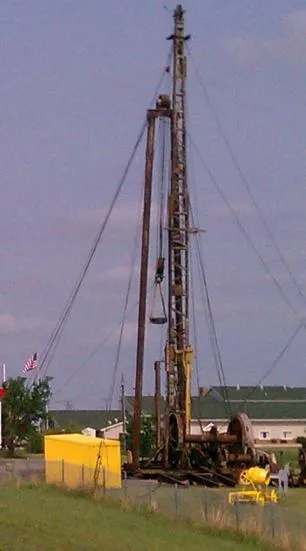 Каква е работата на масло Дерик на нефтени платформи