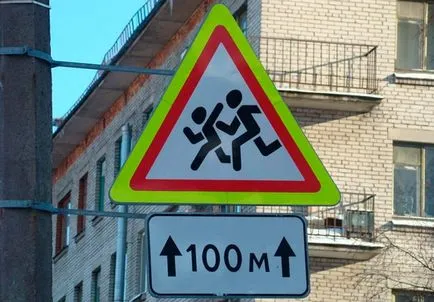 Mit jelent a közúti jel óvatossággal gyermekek és ahol telepítve