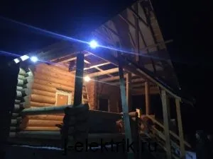 Поддръжка на електрически съоръжения в дървена къща от дървени трупи