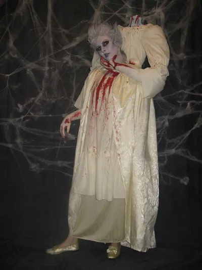 idei costum de Halloween, machiaj zombie și o mulțime de sânge