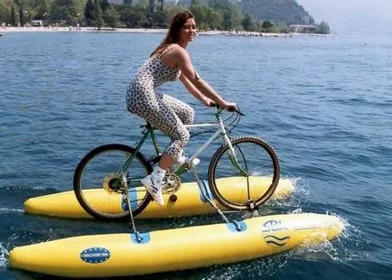 Bicicletei într-un catamaran pentru câteva minute