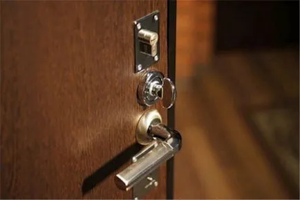 Hogyan kell telepíteni kívül a fém ajtó a lakás kezével egy magánházban
