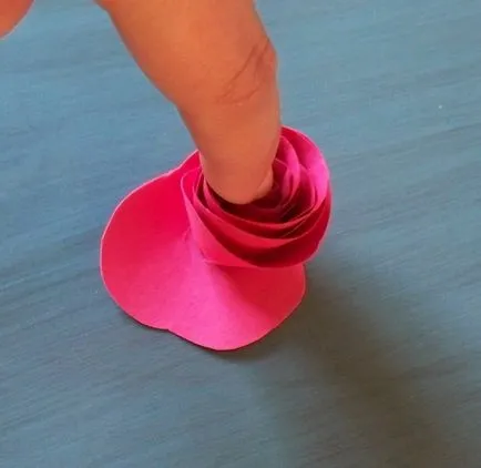 Cum sa faci un trandafir din hârtie de construcție obișnuită cu propriile sale mâini