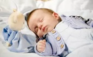 Hány kell aludni az újszülöttek (éjszaka, a nap)