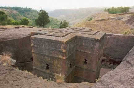 Скулптура, издълбани в планините и на скалите