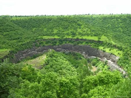 Скулптура, издълбани в планините и на скалите