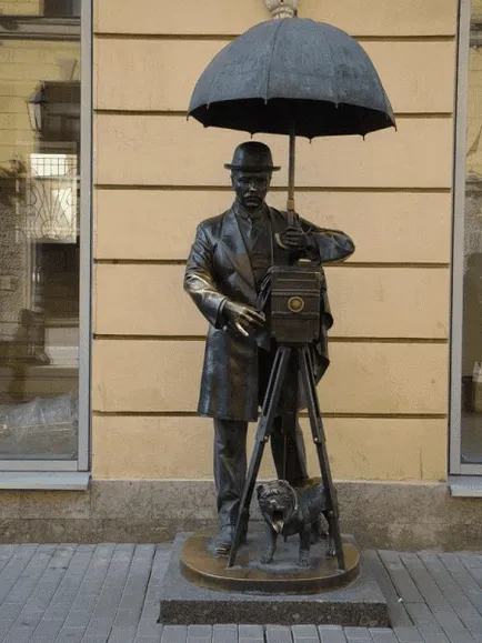 Sculptura „Petersburg fotograf“ la grădină mică