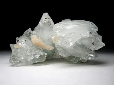 Каменни ценности apophyllite собственост и как зодиакалните знаци се вписват