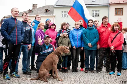 Cani kereszt - egy férfi jogging a kutyájával