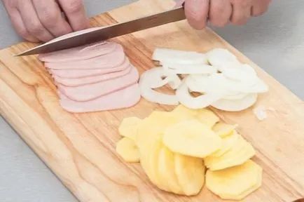 Картофи лук готвене със сирене и шунка в multivarka домашно приготвена
