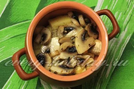 Картофи с гъби в саксии в рецептата на фурна със снимка