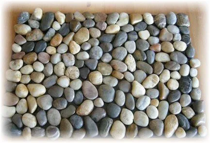 Covor de pietricele, cum ar fi o plimbare de-a lungul litoralului