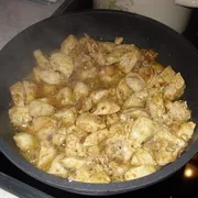 Csirke gombával, tejszínes mártással finom receptet egy fotó