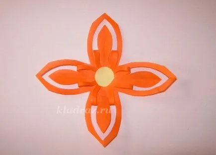 Flori de vara realizate din hartie in tehnica origami