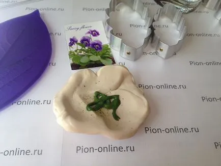 Майсторски клас по моделиране на полимерна цвете - теменуга