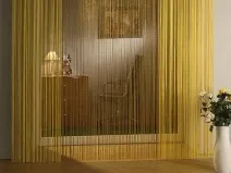 Interior perdele cu filament decorative, jaluzele din lemn și bambus în ușă