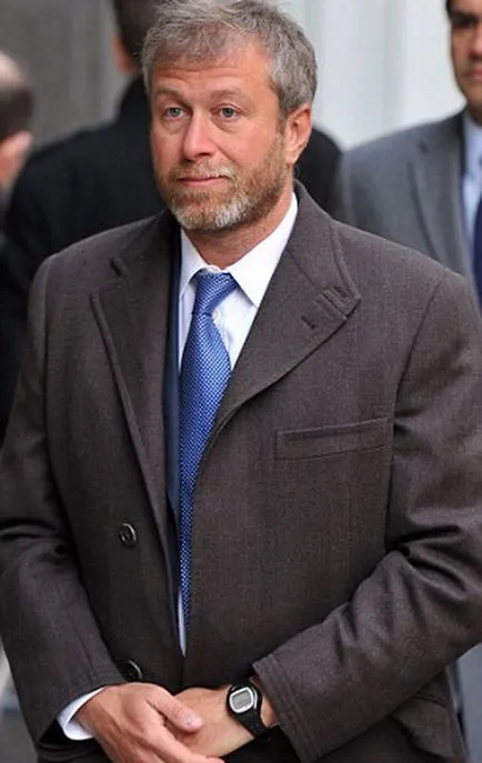 Milliárdos Roman Abramovich egy digitális óra 150 $