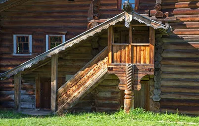 Trim pe fereastra într-o fotografie casa din lemn, care este tapiterie, ornamente sculptate decorative