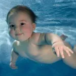 Tanulj meg úszni a saját gyermek és felnőtt