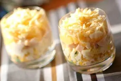 Коледна салата с ананас - най-добрите рецепти за перфектна половината
