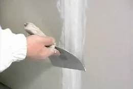 Căptușirea pereților de gips-carton petrec de lucru cu mâinile