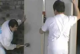 Căptușirea pereților de gips-carton petrec de lucru cu mâinile