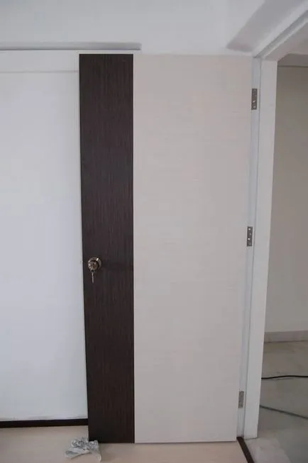 Az ajtóval szemben laminált kivitelben videó, fotó