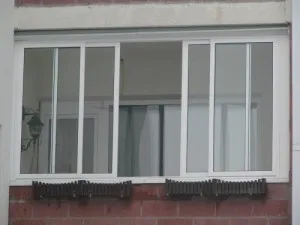 balcon vitraj prin intermediul supapelor, care se deplasează pe șine