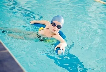 Úszás a gerinc gerincferdülés