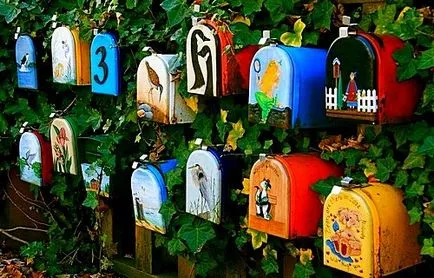 Cutie poștală de pe gardul de carton ondulat