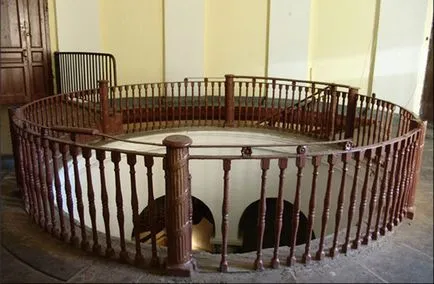 Rotunda pe scara de mazăre Satana, Lumea secretă